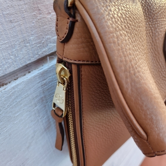 Tory BurchWomen's Brown Robinson Pebbled Fold-Over Messenger - Picture 5 of 14